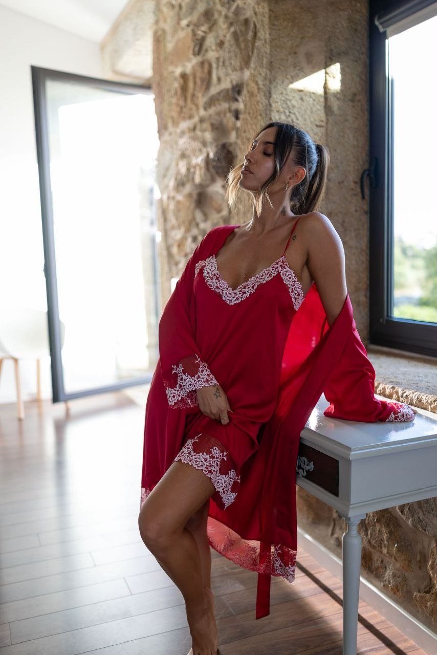 Detalhe renda floral marfim conjunto vermelho