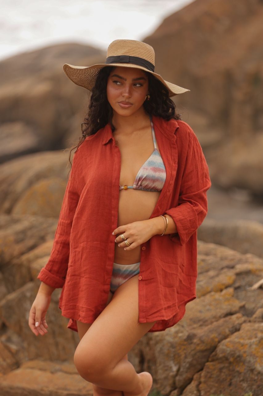 Camisa de Linho Mykonos Terracota - vista frontal com chapéu de praia