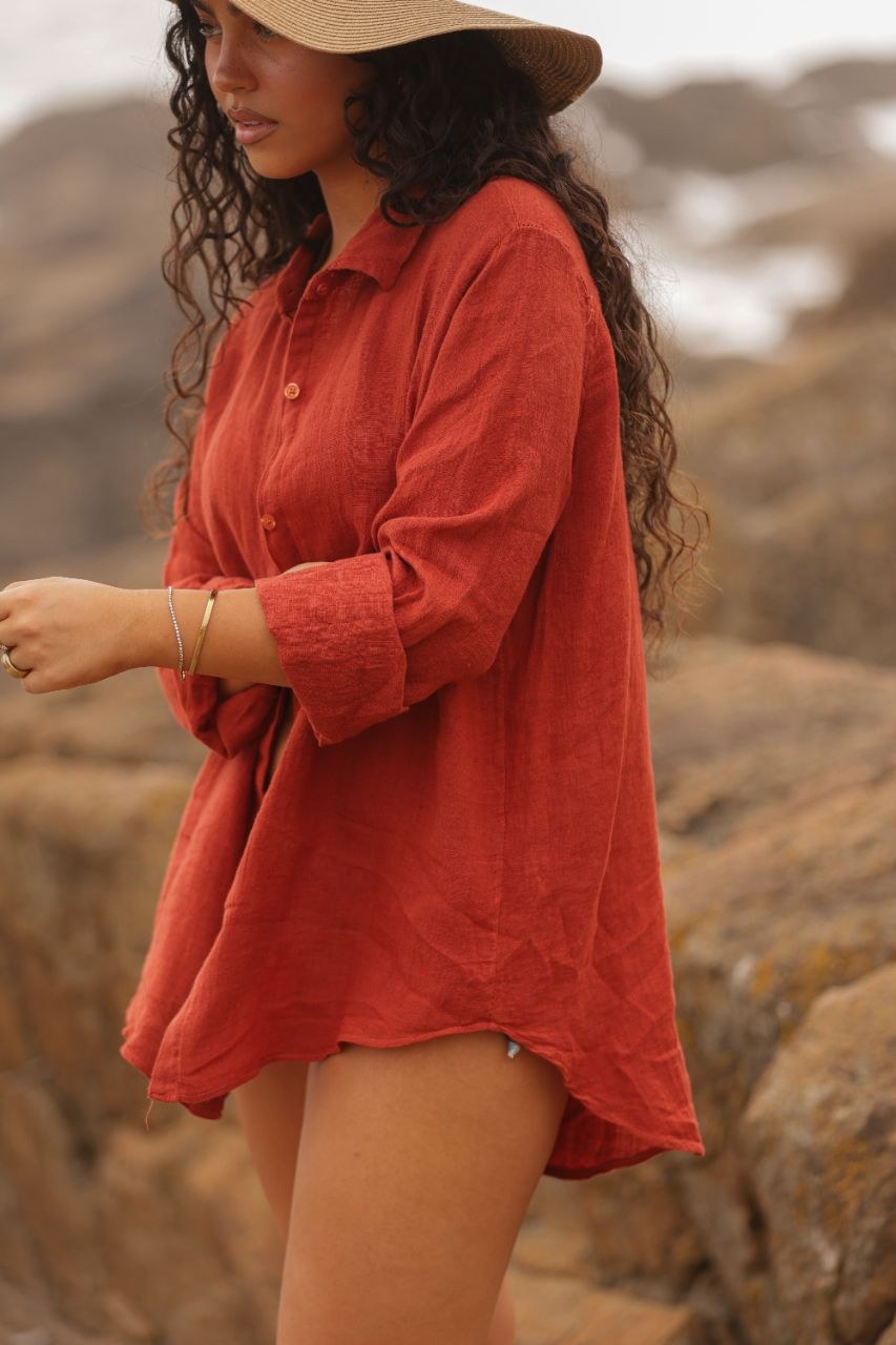 Camisa de Linho Mykonos Terracota - detalhe do tecido de linho