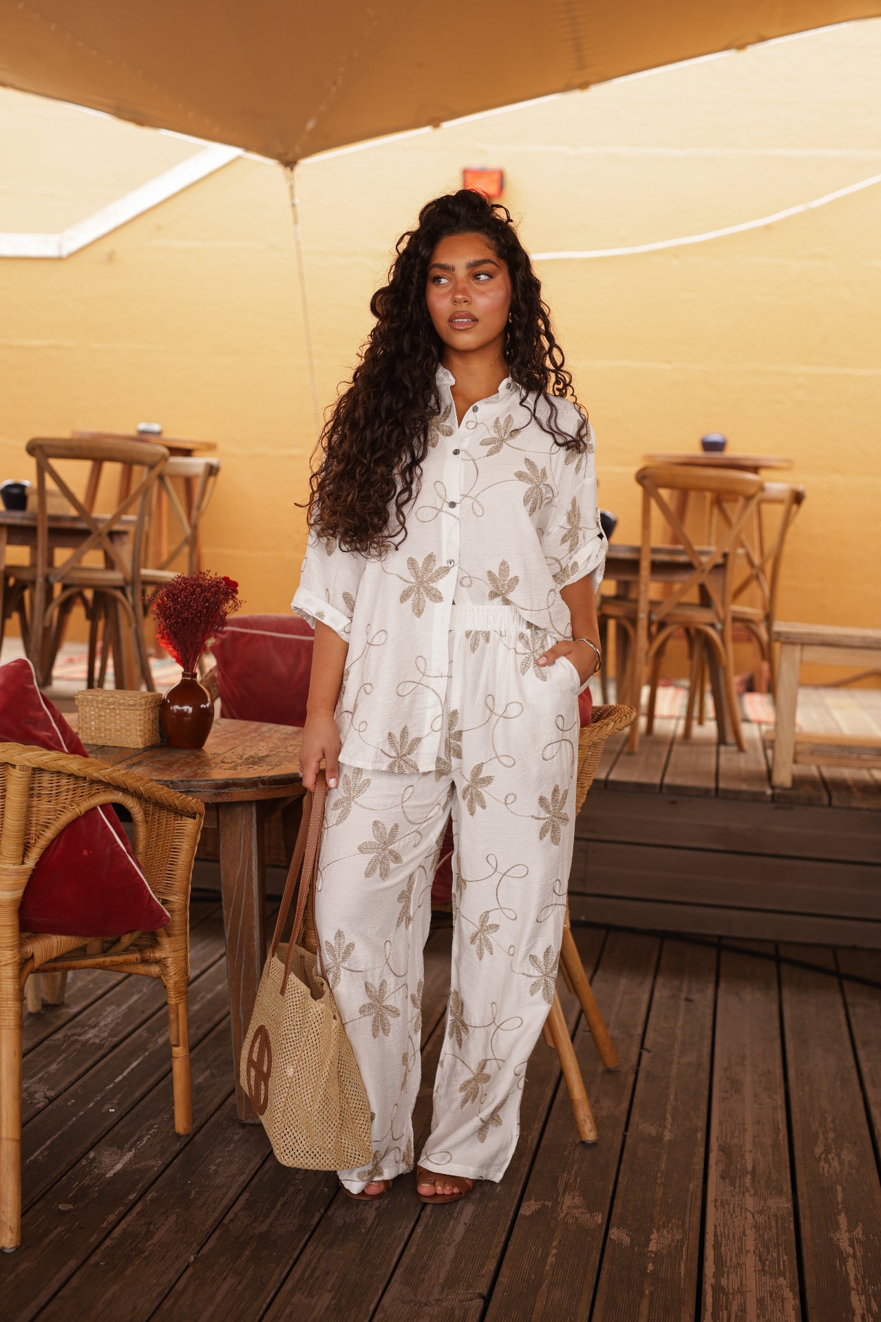 Conjunto Capri – camisa e calça bordada bege