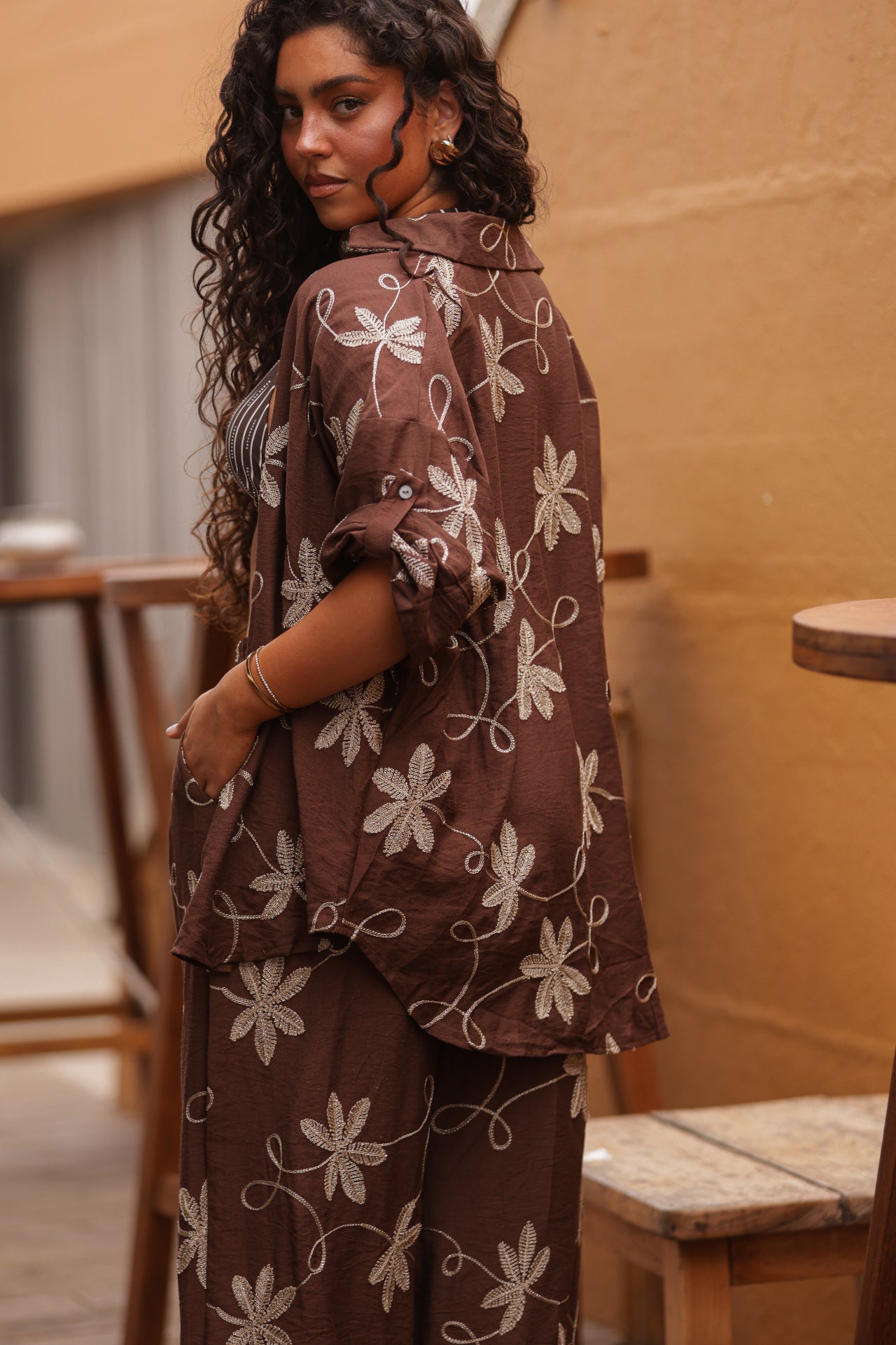 Conjunto Capri Castanho - detalhe bordado
