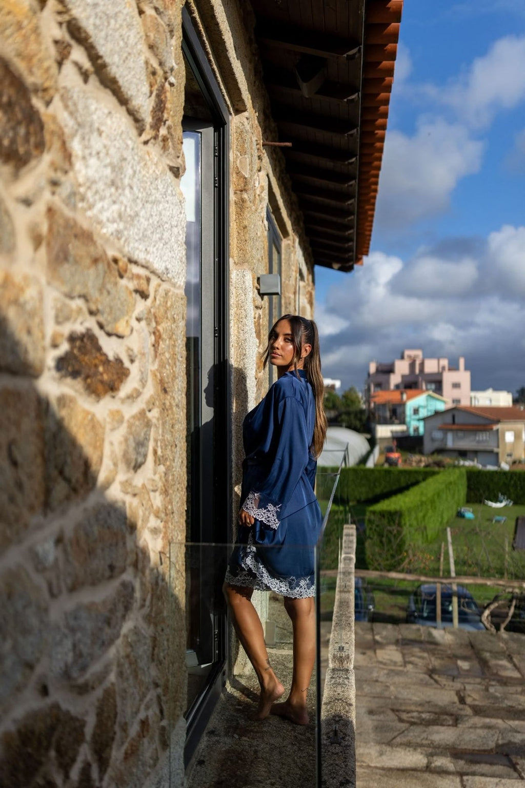 Robe Amalfi em seda azul marinho - vista de costas