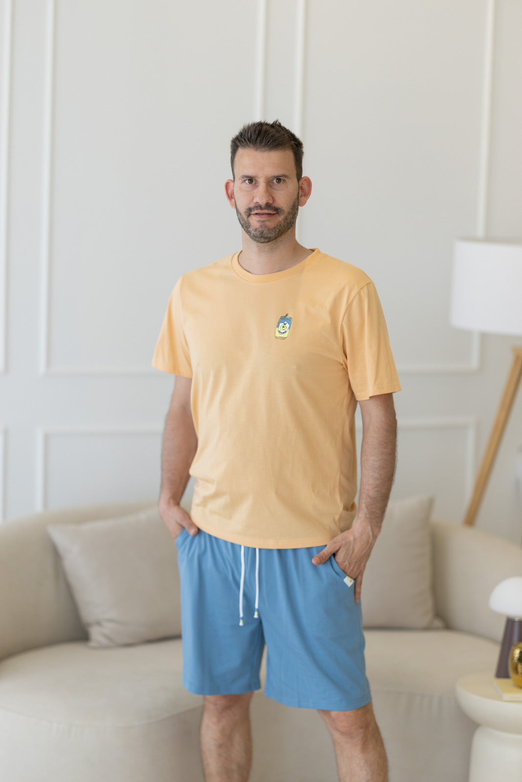 Pijama homem algodão laranja com calção azul - frente