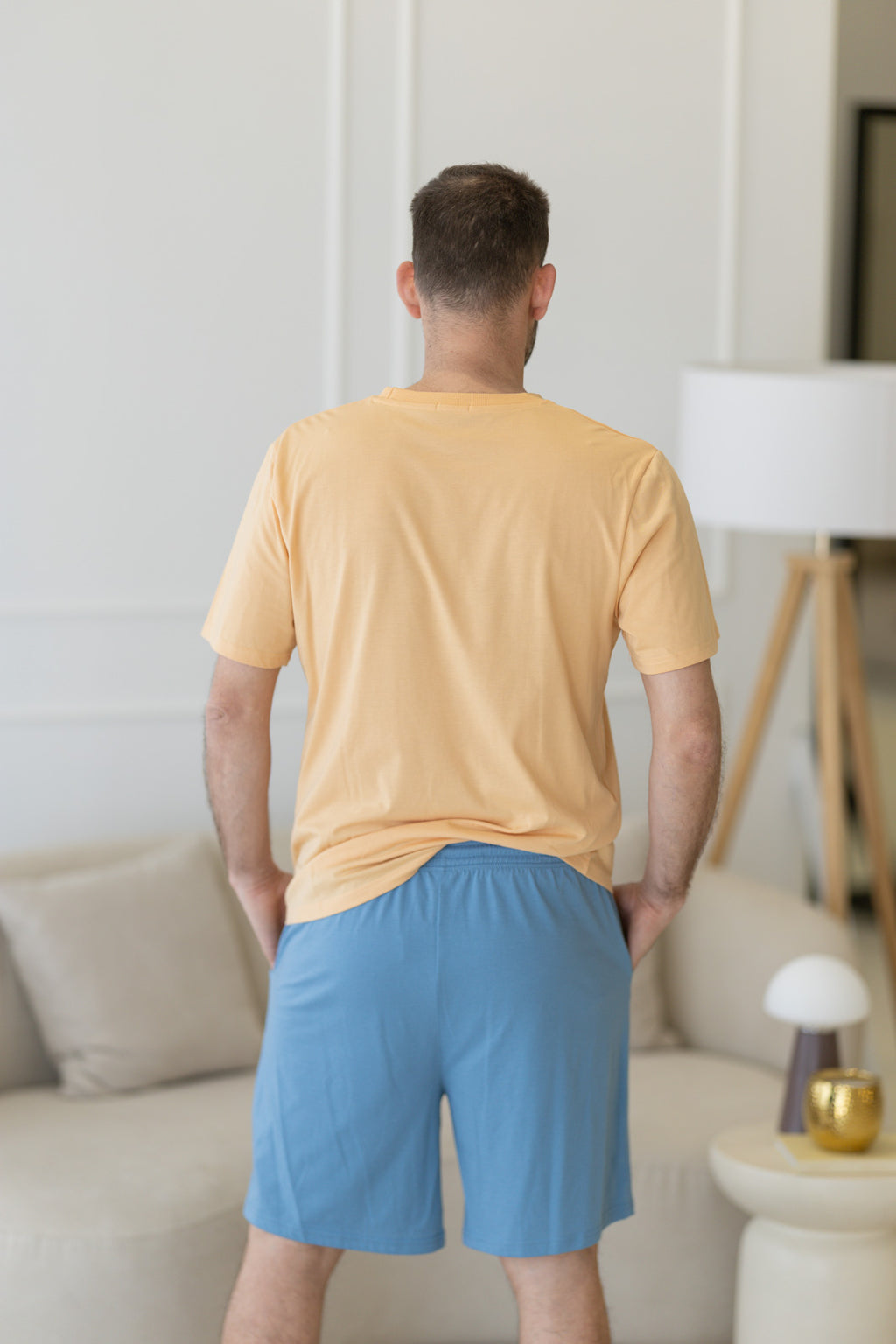 Pijama homem algodão laranja com calção azul - costas
