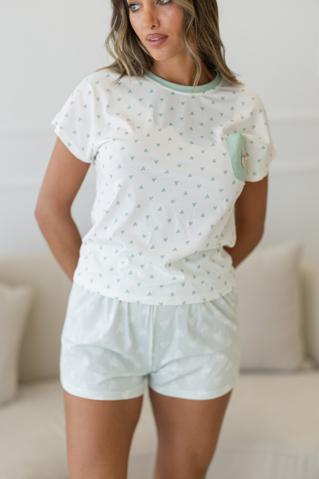 Pijama mulher algodão corações verde - detalhe top e calção